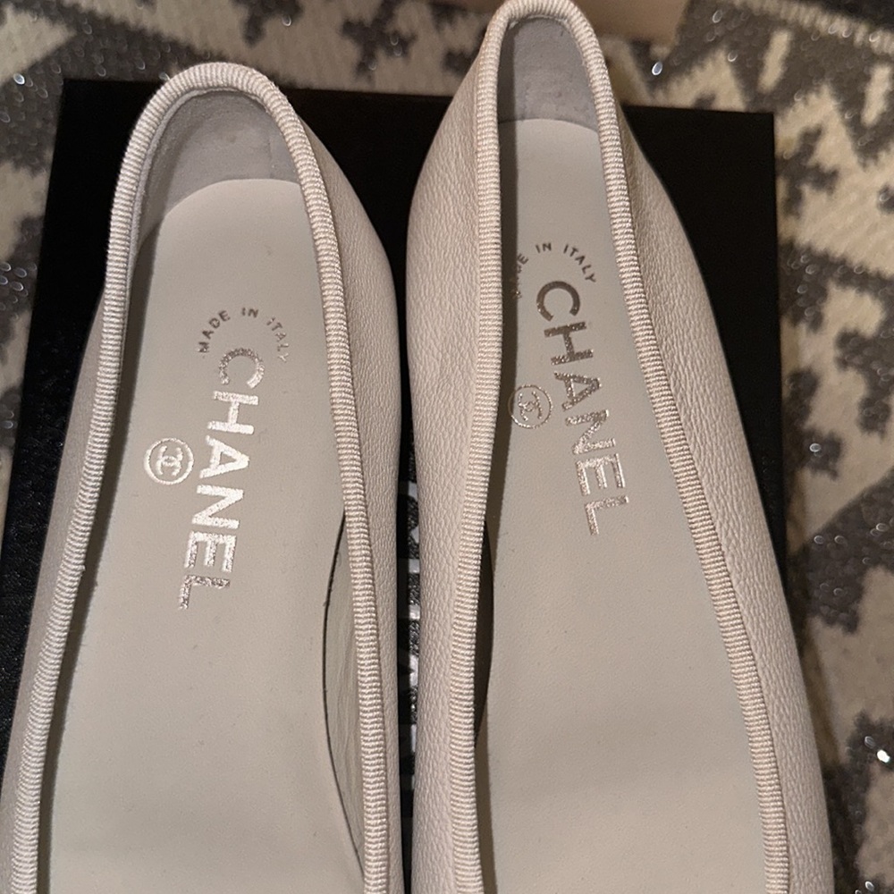 Chanel White/Blue Leather and Patent CC Cap Toe Bow Ballet - Picture 5 of 7